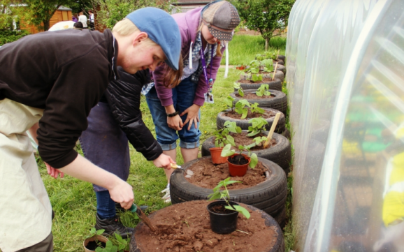 exeter-deaf-academy-students-pitch-in-to-plant-up-ecfc-topsoil_credit-helen-trebble-3.jpg