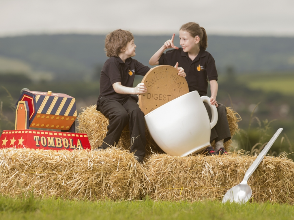 exeter-deaf-academy-students-kim-and-alex-enjoy-a-traditional-british-family-day-out-at-fete-in-the-field_credit-steve-haywood-1.jpg